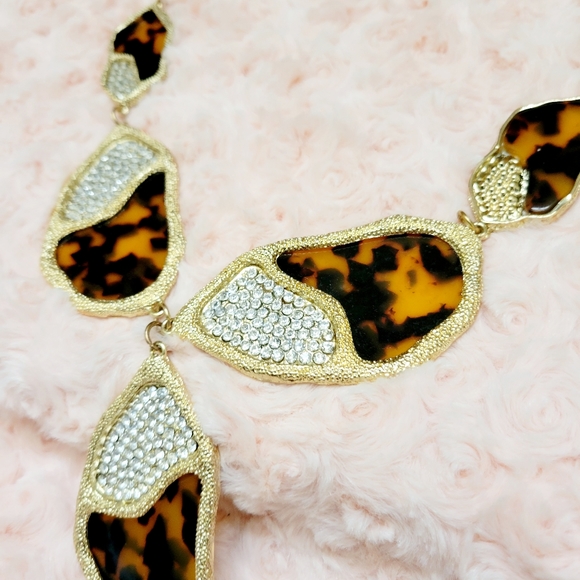 A stunning and eye-catching gold leopard necklace and earring set, complemented - Picture 10 of 12